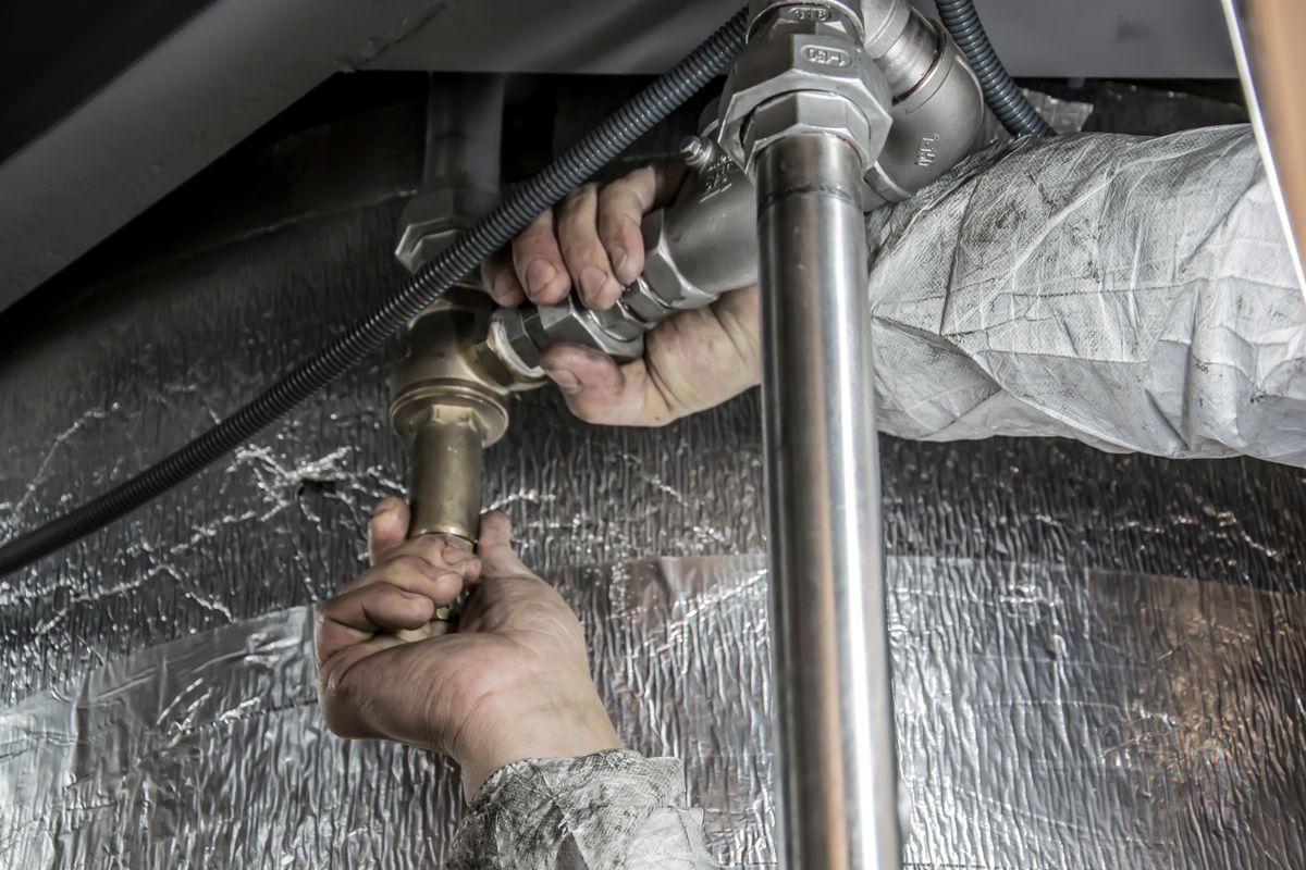 Hydraulik montujący złączki instalacji wodnej