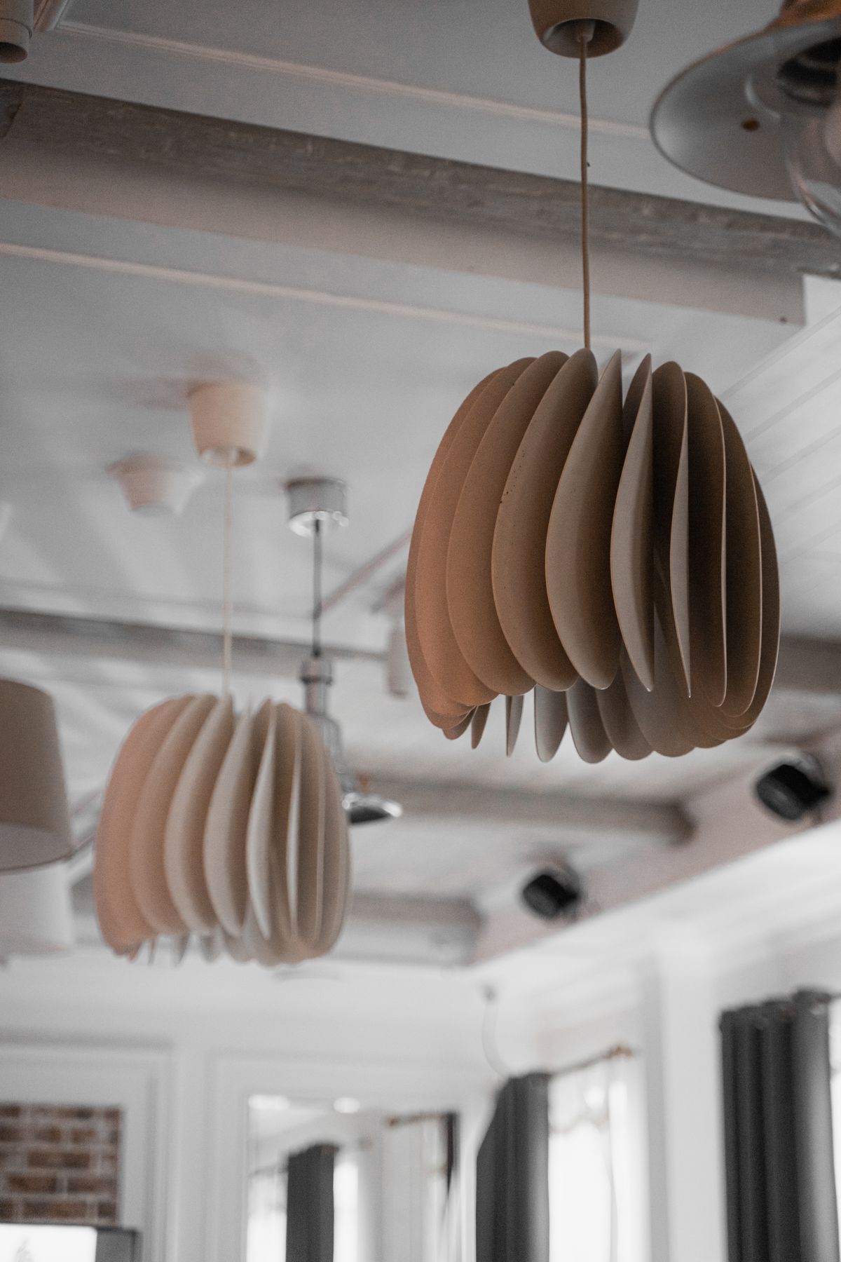 Lampy wiszące zamontowane przy suficie